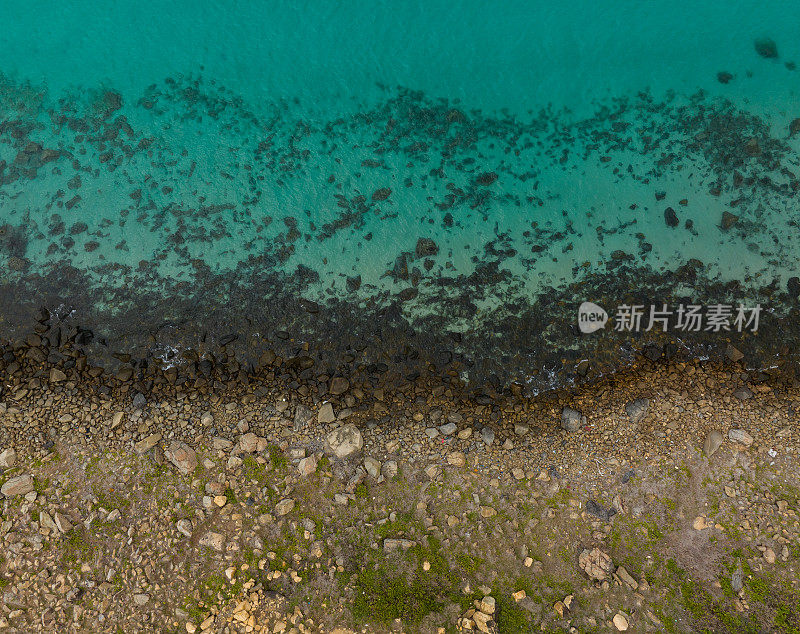 抽象的空中照片卵石海滩旁边的蓝色大海与海浪，Con岛，Con Son岛，巴里亚头省